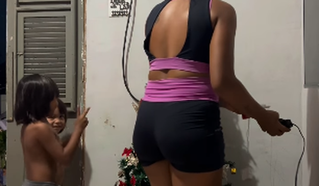 Mãe monta a primeira árvore de Natal com os filhos e emociona