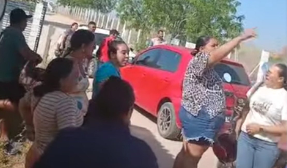 Sem água há mais de um mês, moradores do Alto Bonito realizam protesto em Delmiro Gouveia