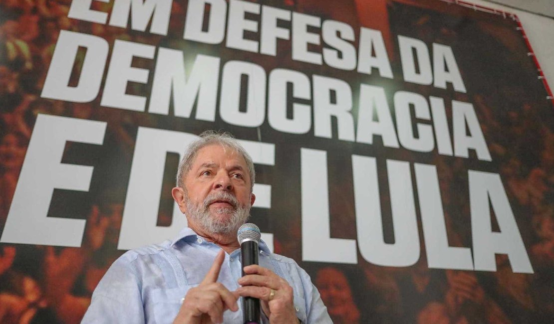 Em carta lida por Gleisi, Lula critica Fachin