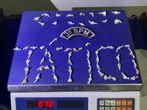 Jovem de 17 anos é apreendido com 64 pedrinhas de crack dentro de casa