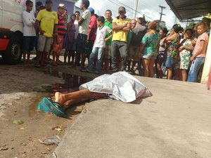 Adolescente é assassinado com tiros na cabeça na frente de bar, em Arapiraca