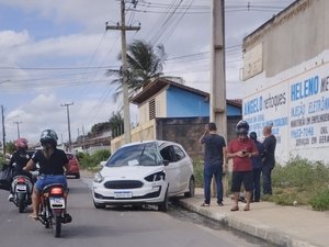 Motorista bate em poste após perder o controle da direção do veículo em Arapiraca