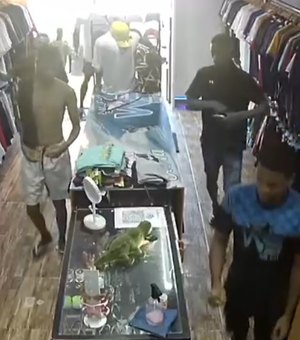 Câmera de segurança flagra roubo em loja de roupas no Clima Bom