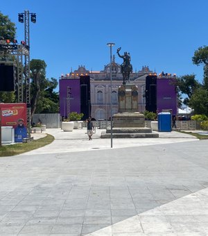 [Vídeo] Praça Deodoro, em Maceió, recebe estrutura para ato de campanha de Lula