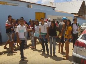 Alunos protestam em frente de escola contra falta de transporte escolar
