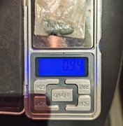 Jovem é flagrado com cocaína e comprimidos durante abordagem em Arapiraca