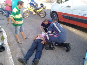 Motociclista fica ferido após colidir contra veículo