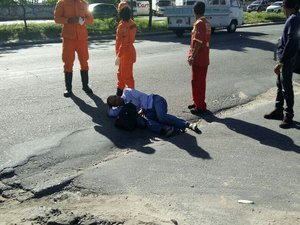 Acidente envolvendo carro e moto deixa trânsito lento na Durval de Góes Monteiro