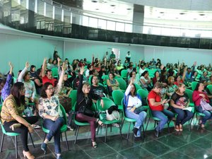 Servidores da educação de Maceió suspendem greve 