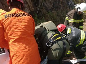 Criança de oito meses morre após ser arremessada de veículo durante acidente