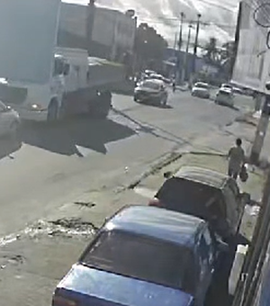 [Vídeo] Carro pega a contramão e bate de frente em caçamba no Benedito Bentes