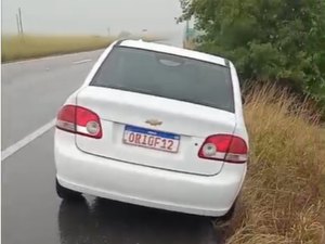 [Vídeo] Morador encontra táxi roubado às margens da BR-101, em Luziápolis