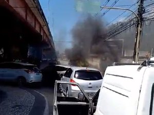 Protesto deixa trânsito lento no bairro do Poço, em Maceió