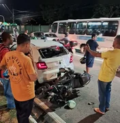 Colisão entre carro e moto deixa casal ferido na Av. Fernandes Lima