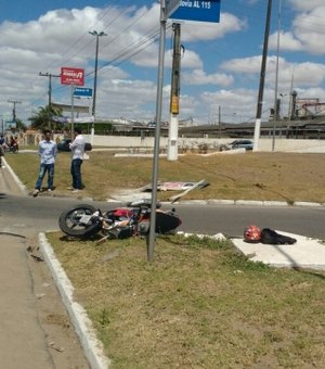 Motorista invade contramão e colide contra motociclista