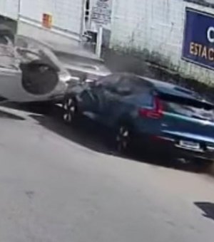Carro capota após atingir veículo estacionado no Farol, em Maceió