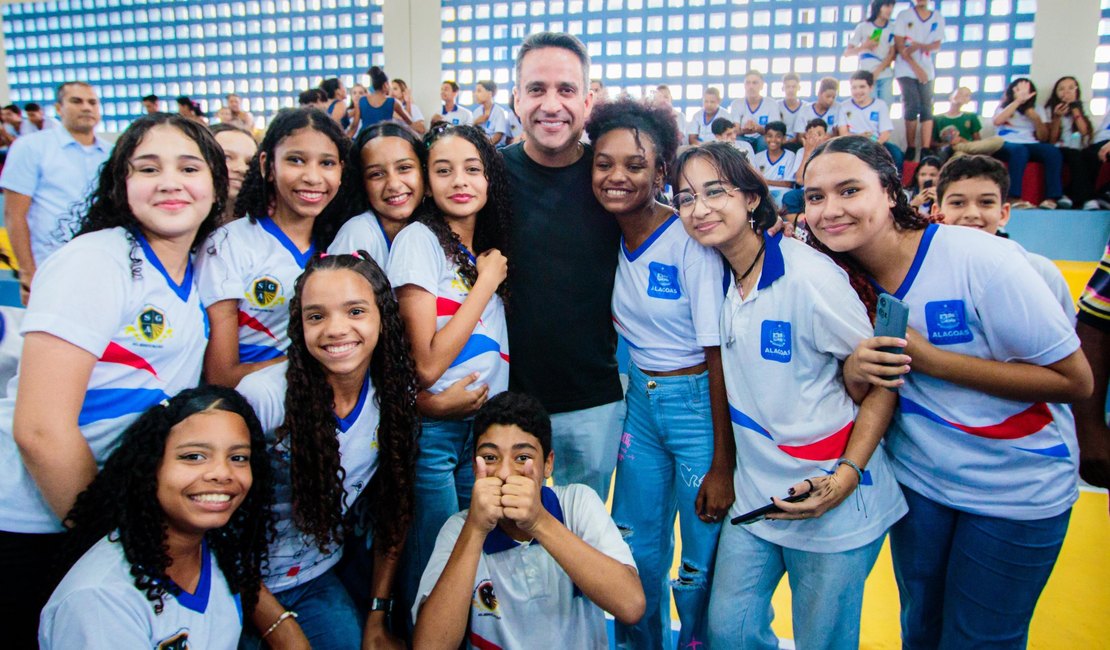 Governador entrega ginásio e revitalização da Escola Maria da Salete Gusmão