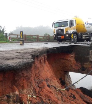 Fortes chuvas provocam queda parcial de cabeceira de ponte em São Luís do Quitunde