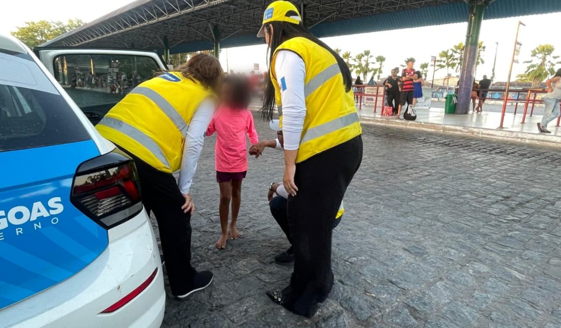 Menina de sete anosencontrada sozinha é resgatada no Benedito Bentes