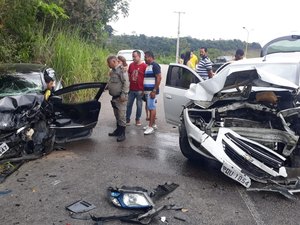 Dois carros colidem na AL-105 nesta quinta-feira (06)