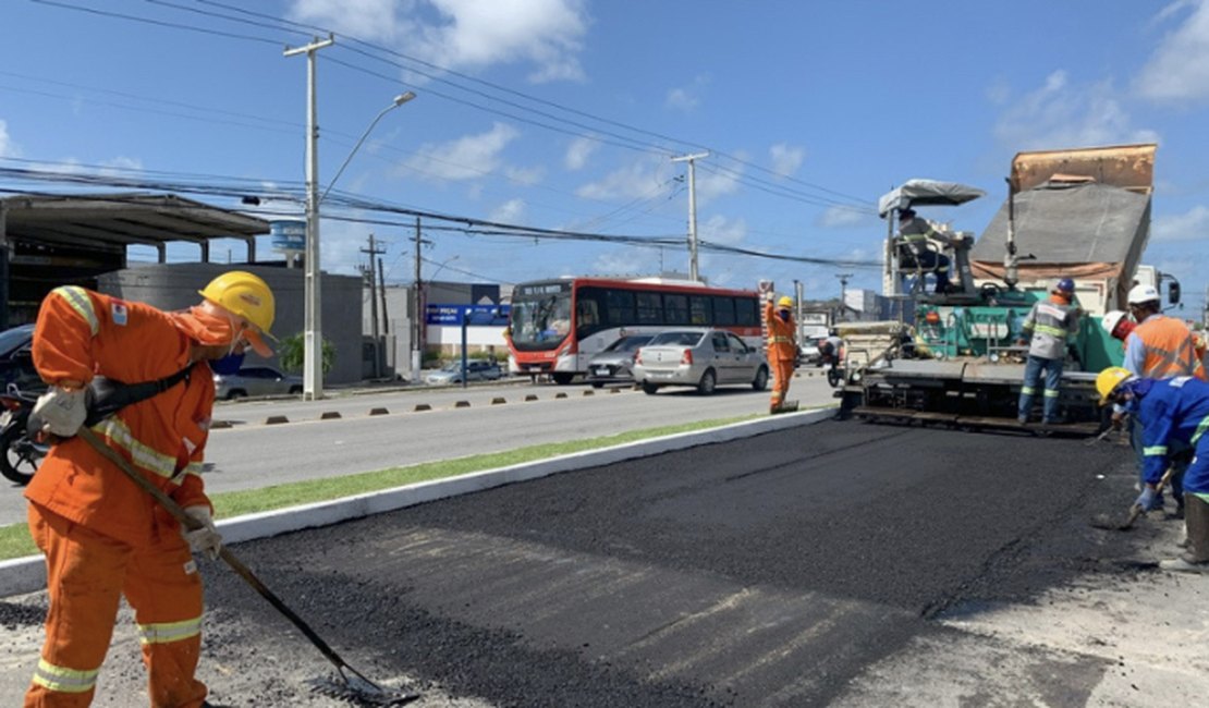 Pavimentação em obra de ampliação da Menino Marcelo alcança mais de 80% de conclusão