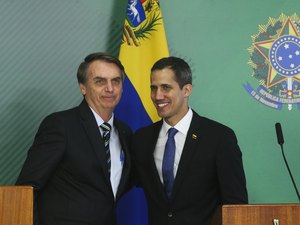 Bolsonaro diz que vai atuar para restabelecer democracia na Venezuela