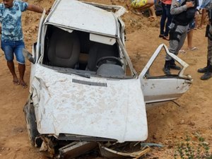 Carro capota na AL 220 e deixa vítima fatal em Craíbas