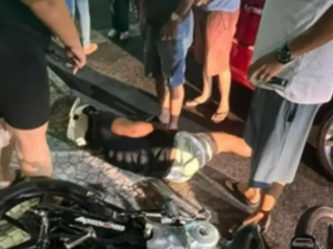 Motociclista perde o controle e bate em carro parado no Centro de Delmiro Gouveia