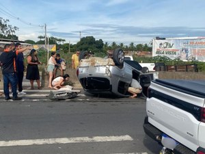 Carro capota após colisão com caminhão na AL-110, em Arapiraca; três pessoas ficam feridas