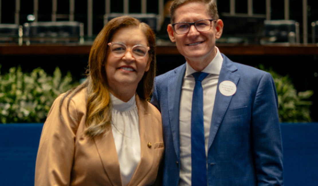 Dra Eudócia entrega comenda ao presidente da Igreja Adventista do Sétimo Dia em Alagoas
