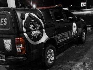 Homem invade residência pelo quintal e furta celular em Penedo