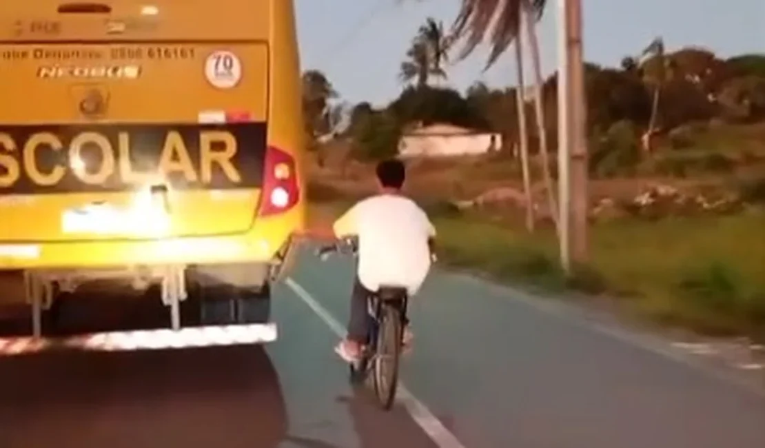 Taquarana: jovem em bicicleta coloca a vida em risco ao pegar ‘bigu’ em ônibus escolar