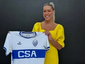 Renata Fan recebe camisa do CSA e provoca o Grêmio após classificação histórica
