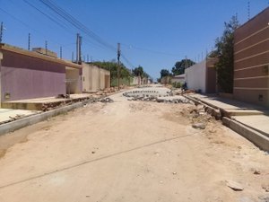 Obras de pavimentação estão paradas em área verde de Arapiraca
