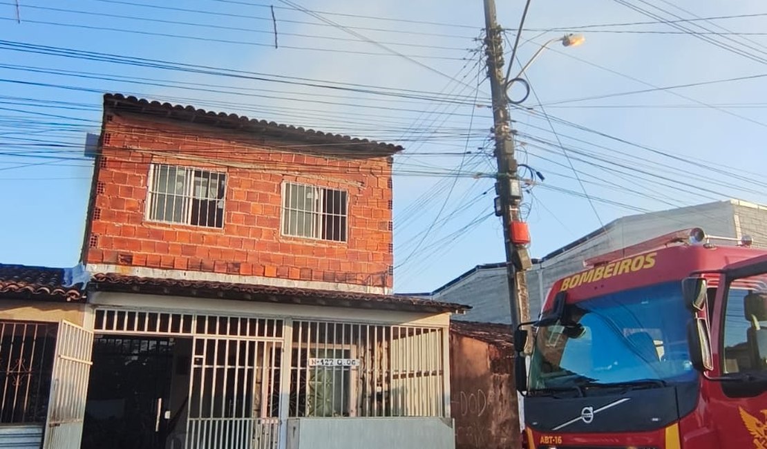 Princípio de incêndio atinge residência no conjunto Village Campestre, em Maceió