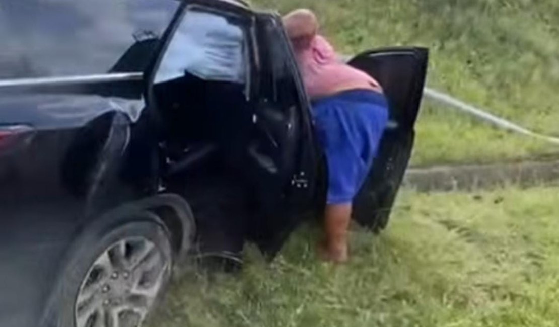 Com sinais de embriaguez, mulher perde controle do carro e derruba poste em Arapiraca