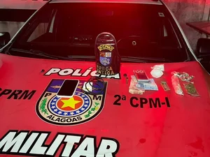 Homem é preso com drogas e munição após tentar fugir em Barra de Santo Antônio