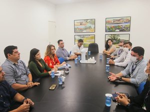 Prefeitura de Arapiraca se reúne com Equatorial para tratar de postes nas calçadas em bairros da cidade