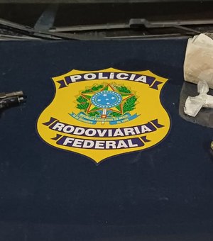 PRF prende dois homens com cocaína e pistola durante abordagem em Rio Largo
