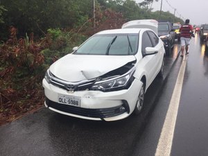 Veículos ficam danificados após colisão na AL 101 Sul, em Marechal Deodoro