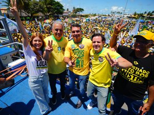 Flávio Bolsonaro e Alfredo Gaspar mobilizam multidão na reta final das eleições e apostam na vitória no 1° turno