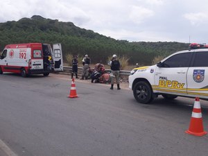 Motoqueira perde o controle e derrapa com veículo na pista