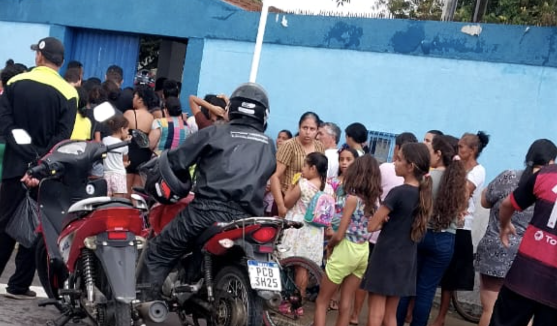 [Vídeo] Homem armado com pedaço de vidro invade escola em Arapiraca e deixa segurança ferido