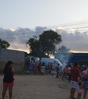 Por falta de água, moradores interditam trecho da BR-104 em Rio Largo
