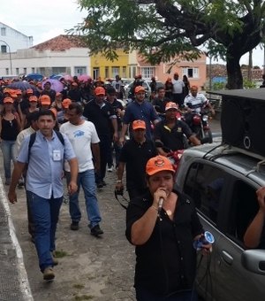 Em greve, servidores públicos de Penedo cobram salários de 2012