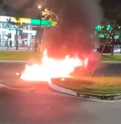 [Vídeo] Motociclista cai e moto pega fogo na Avenida Durval de Góes Monteiro