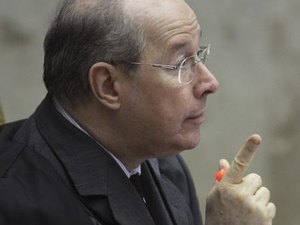 Celso de Mello rejeita pedido de apreensão de celular de Bolsonaro