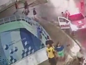 Vídeo mostra momento que homem pula de viaduto e morre após ser atropelado em Maceió
