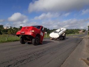 Caminhão-pipa parte ao meio após passar em quebra-molas