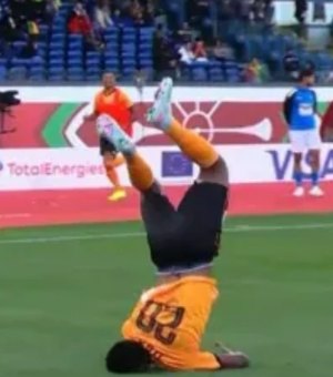 Mortal em comemoração de gol termina mal e jogador quase sofre lesão grave